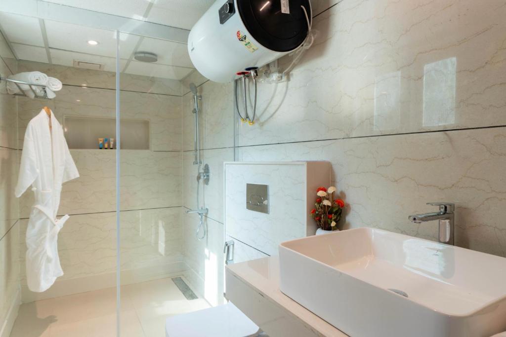 Bright, modern bathroom at Khwab Villa | Kangan, Kashmir Bright, modern bathroom at Khwab Villa