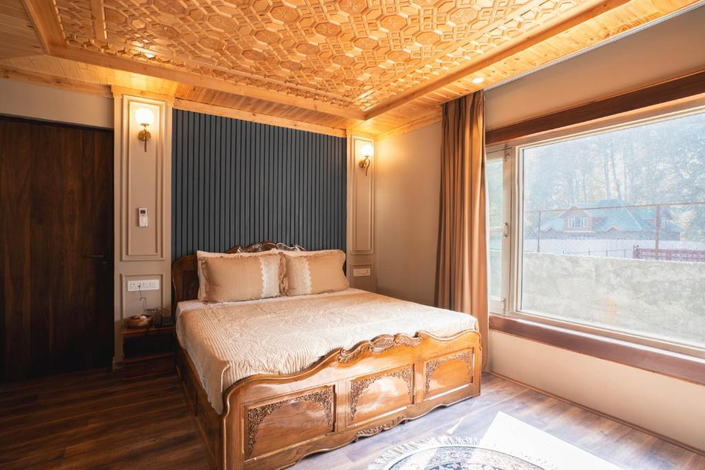 Warm wooden interior of a bedroom at Khwab Villa | Kangan, Kashmir Warm wooden interior of a bedroom at Khwab Villa