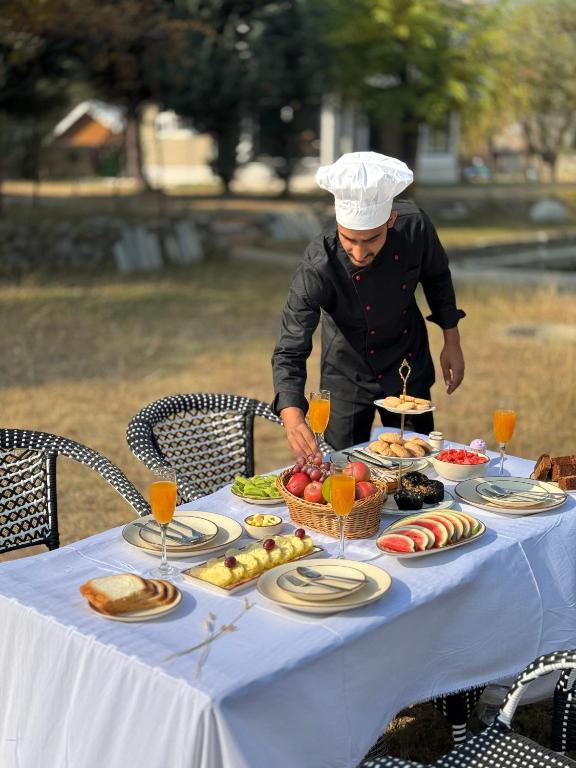 Chef serving a breakfast spread outdoors | Khwab Villa, Kangan, Kashmir Chef serving a breakfast spread outdoors
