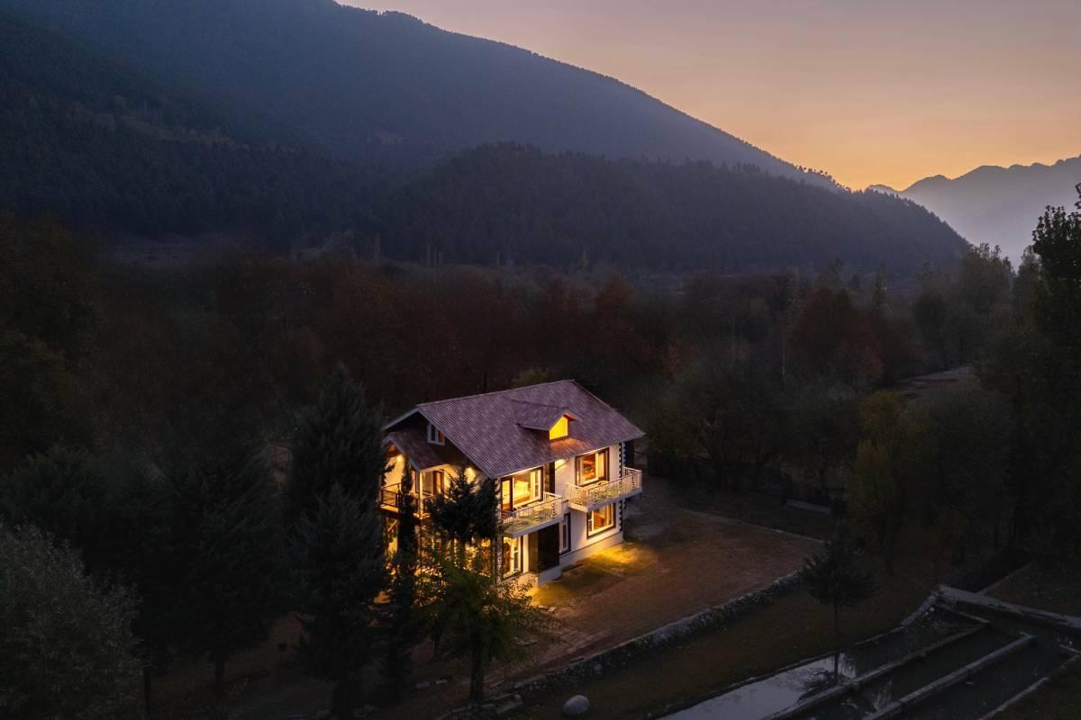 Khwab Villa lit up in the valley at dusk | Kangan, Kashmir Khwab Villa lit up in the valley at dusk