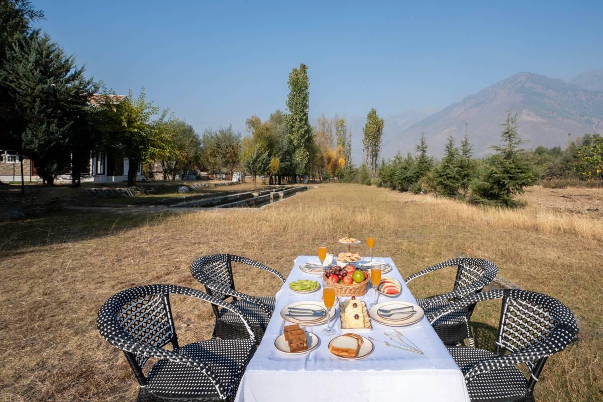 Garden breakfast with a mountain view at Khwab Villa | Kangan, Kashmir Garden breakfast with a mountain view at Khwab Villa